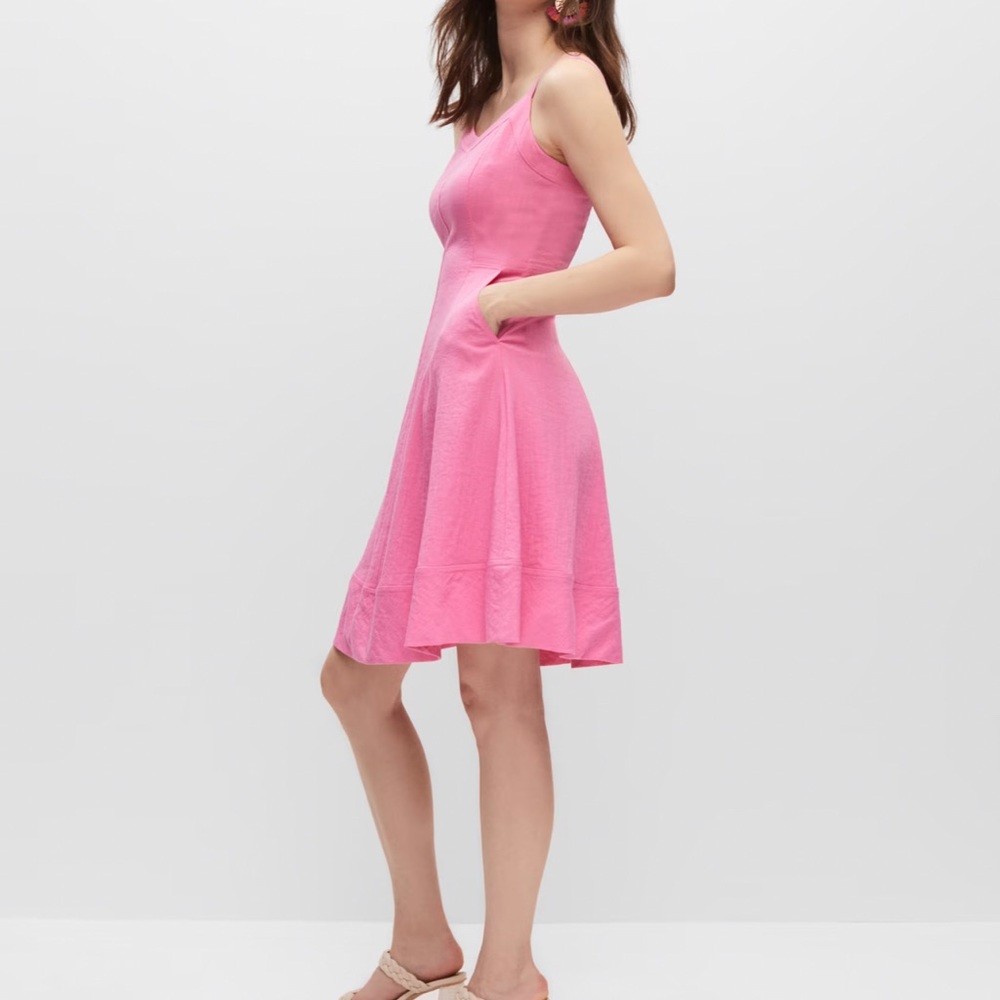 Thin Strap Fit & Flare Dress
Detailshttps://www.melanielyne.com
